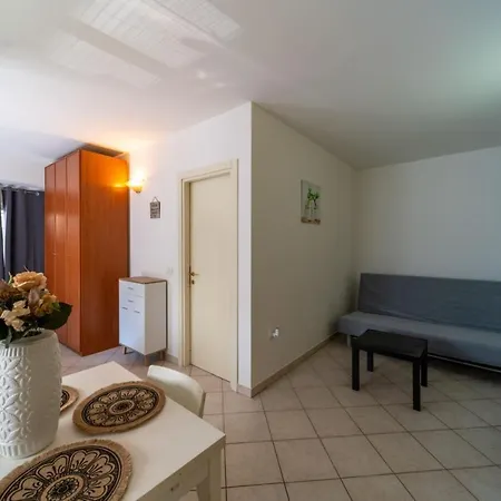 Alessandra מלון דירות 4*