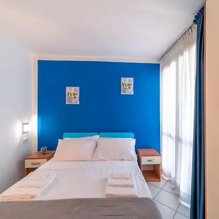 Alessandra מלון דירות צ'סנטיקו