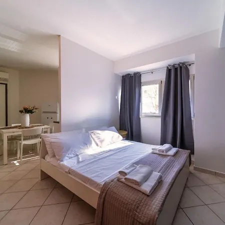 Alessandra מלון דירות 4*