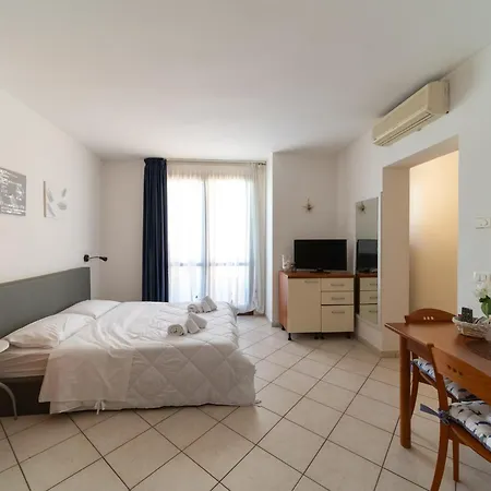 Alessandra מלון דירות צ'סנטיקו