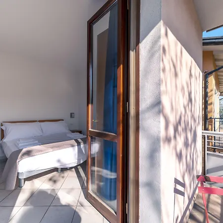 Alessandra מלון דירות צ'סנטיקו