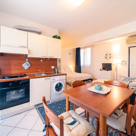 Alessandra מלון דירות 4*